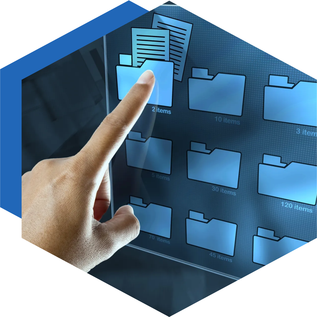 chico acomodando una camara